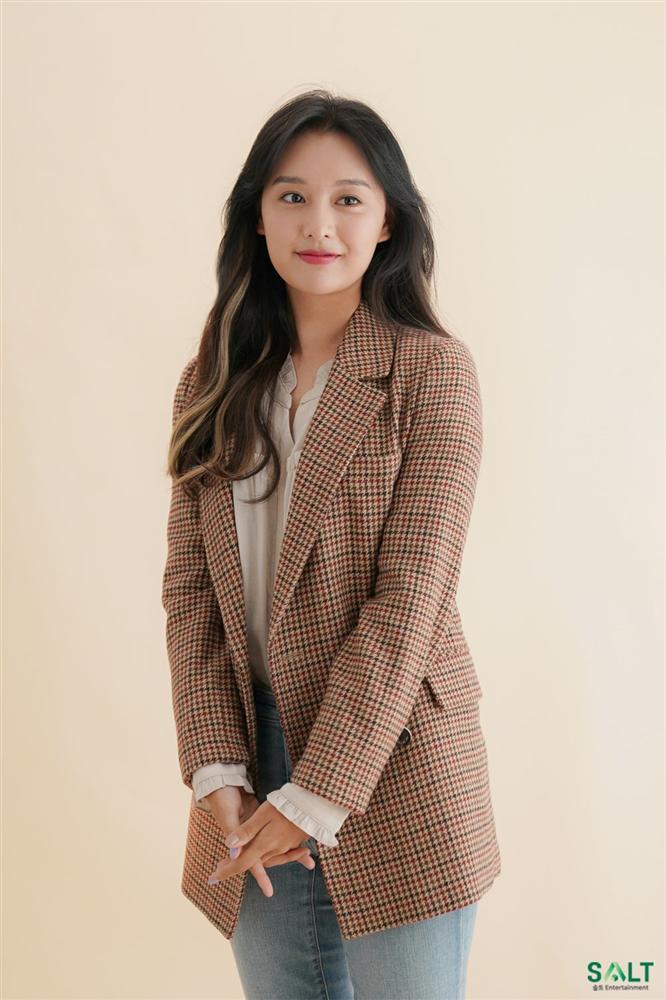 Phong cách thời trang đậm cảm hứng vintage của Kim Ji Won trong phim mới-10