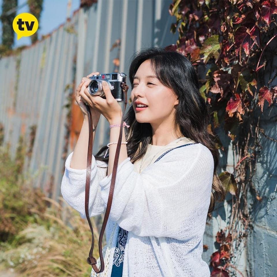 Phong cách thời trang đậm cảm hứng vintage của Kim Ji Won trong phim mới-12