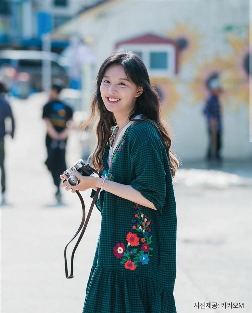Phong cách thời trang đậm cảm hứng vintage của Kim Ji Won trong phim mới-13