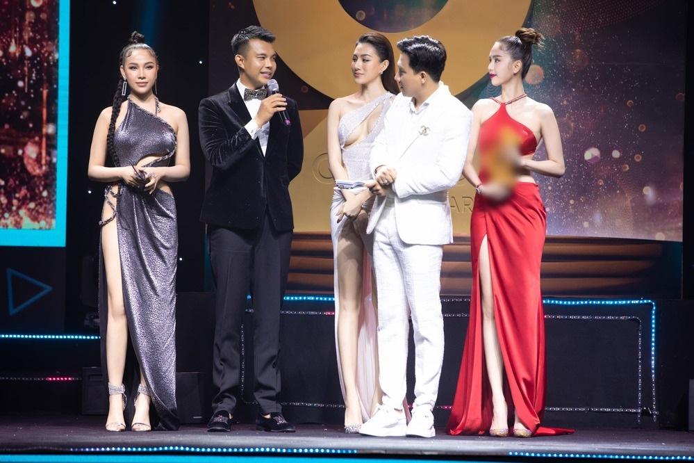 Nâng level, Quỳnh Thư diện đầm xẻ hiểm đến tận eo chỉ nhăm nhe lộ hàng-5