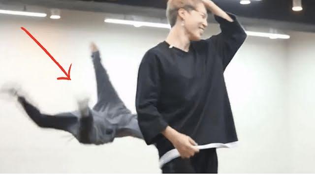 3 khoảnh khắc hú hồn khiến fan nhận ra đừng bao giờ để Jungkook chơi một mình-3