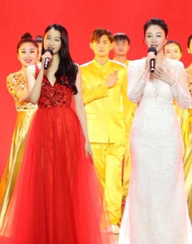 Cách Cách Quan Hiểu Đồng bị chê kém sắc trước đàn chị 44 tuổi-1