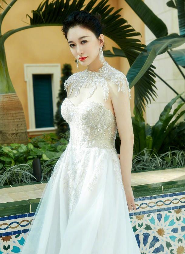 Cách Cách Quan Hiểu Đồng bị chê kém sắc trước đàn chị 44 tuổi-3