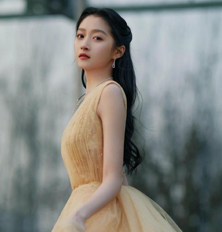 Cách Cách Quan Hiểu Đồng bị chê kém sắc trước đàn chị 44 tuổi-6