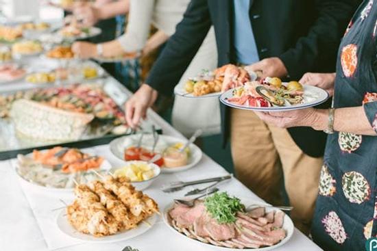 7 cách khiến bạn thoải mái đi dự tiệc mà không sợ bị tăng cân