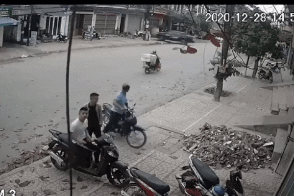 Clip: Xe chở ga húc bay xe bán tải và pha né hạ đỉnh cao của người đi xe máy-1