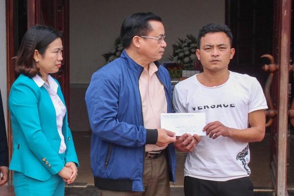 Bé trai lớp 3 ở Nghệ An đuối nước vì lấy dép cho chị: Vết cào níu kéo sự sống-3