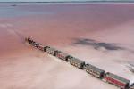 Đoàn tàu băng qua hồ nước màu hồng ở Nga