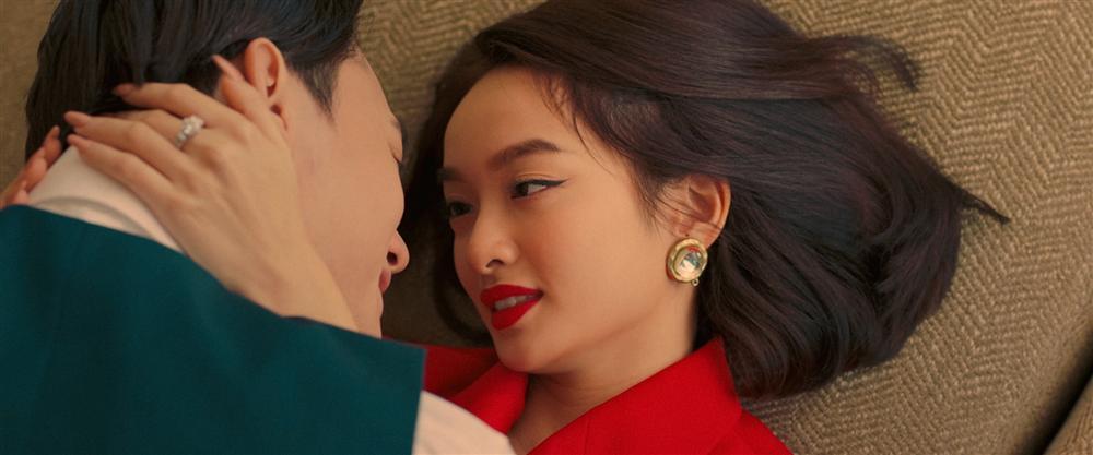 Đỏ mặt với cảnh giường chiếu táo bạo trong phim Tết 2 triệu đô-5