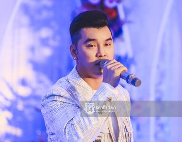 Ưng Hoàng Phúc nén đau thương, trình diễn chuyên nghiệp sau khi nghe tin về sự ra đi của người anh em Vân Quang Long-1