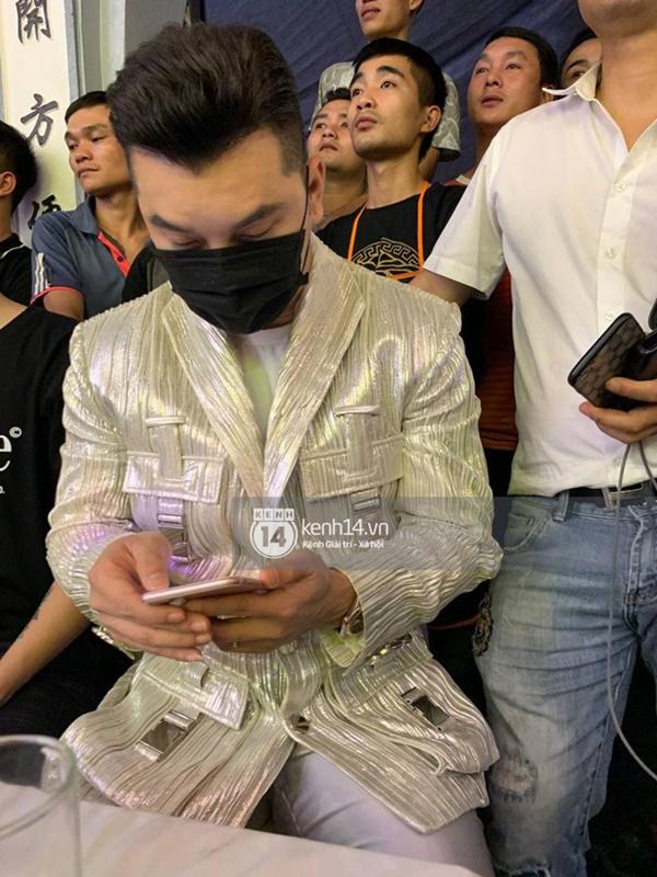 Ưng Hoàng Phúc nén đau thương, trình diễn chuyên nghiệp sau khi nghe tin về sự ra đi của người anh em Vân Quang Long-4