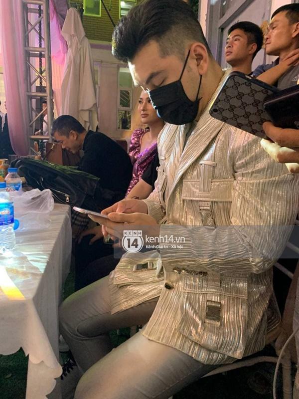 Ưng Hoàng Phúc nén đau thương, trình diễn chuyên nghiệp sau khi nghe tin về sự ra đi của người anh em Vân Quang Long-5