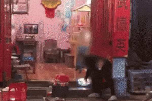 Clip: Vay tiền làm đám cưới chưa trả, cô gái ở Đồng Nai bị hành hung tàn bạo-1