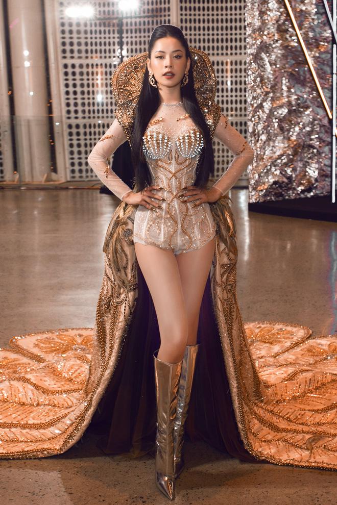 Biểu diễn trong bộ đồ nặng 40kg, Chi Pu đụng hàng cả HHen Niê lẫn Đỗ Mỹ Linh-2