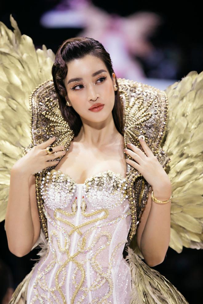 Biểu diễn trong bộ đồ nặng 40kg, Chi Pu đụng hàng cả HHen Niê lẫn Đỗ Mỹ Linh-4