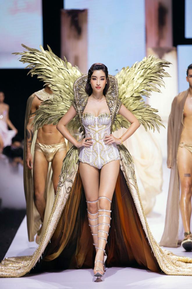 Biểu diễn trong bộ đồ nặng 40kg, Chi Pu đụng hàng cả HHen Niê lẫn Đỗ Mỹ Linh-5