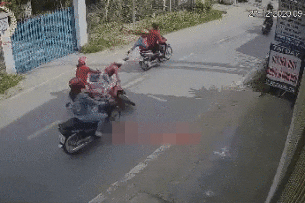 Clip: Tên cướp kéo cô gái văng khỏi xe máy, mài người xuống đường nhìn mà hốt