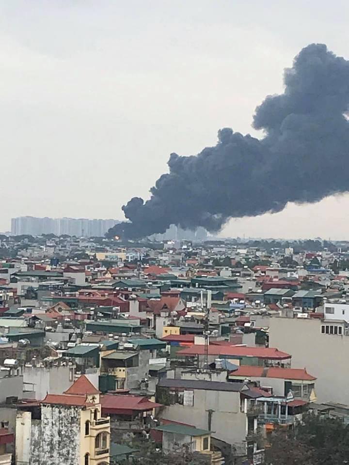 Cháy lớn xưởng tái chế gần cầu Thanh Trì, cột khói nghi ngút đen kín trời-1