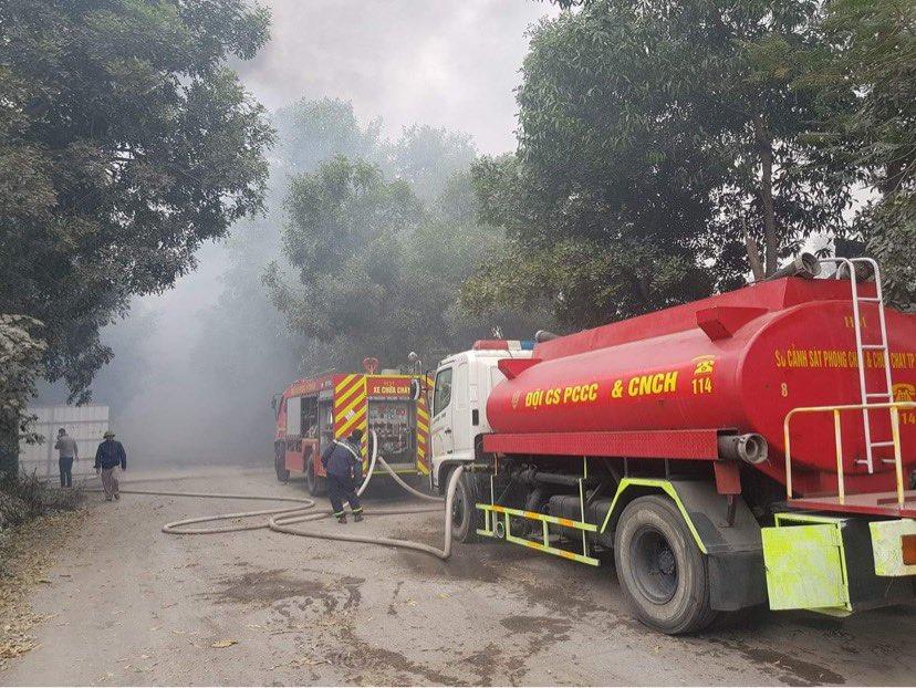 Cháy lớn xưởng tái chế gần cầu Thanh Trì, cột khói nghi ngút đen kín trời-3