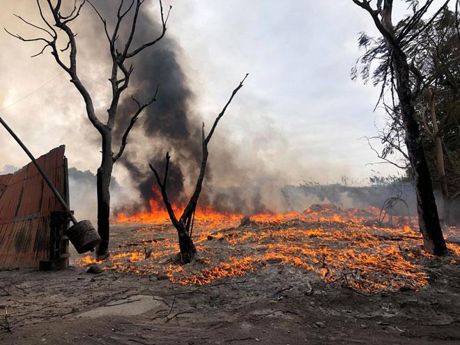Cháy lớn xưởng tái chế gần cầu Thanh Trì, cột khói nghi ngút đen kín trời-4