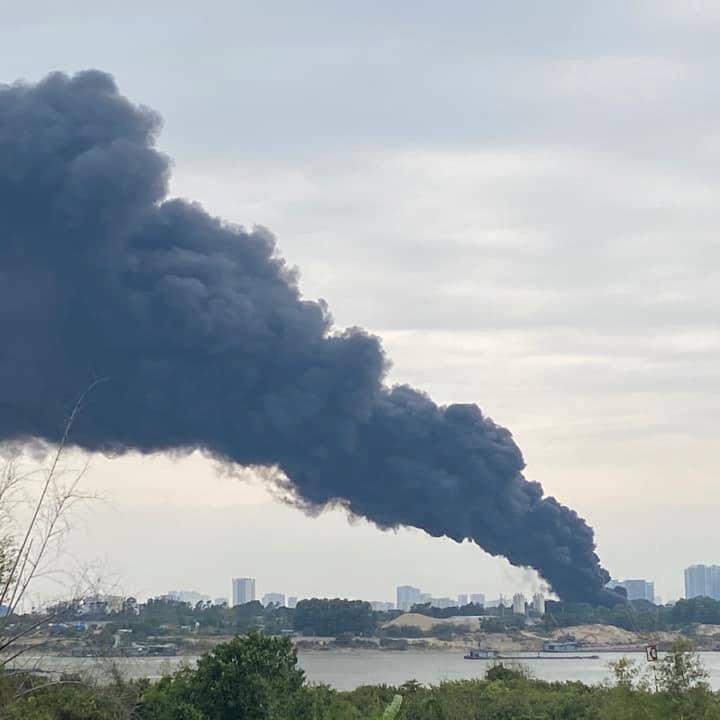 Cháy lớn xưởng tái chế gần cầu Thanh Trì, cột khói nghi ngút đen kín trời-2