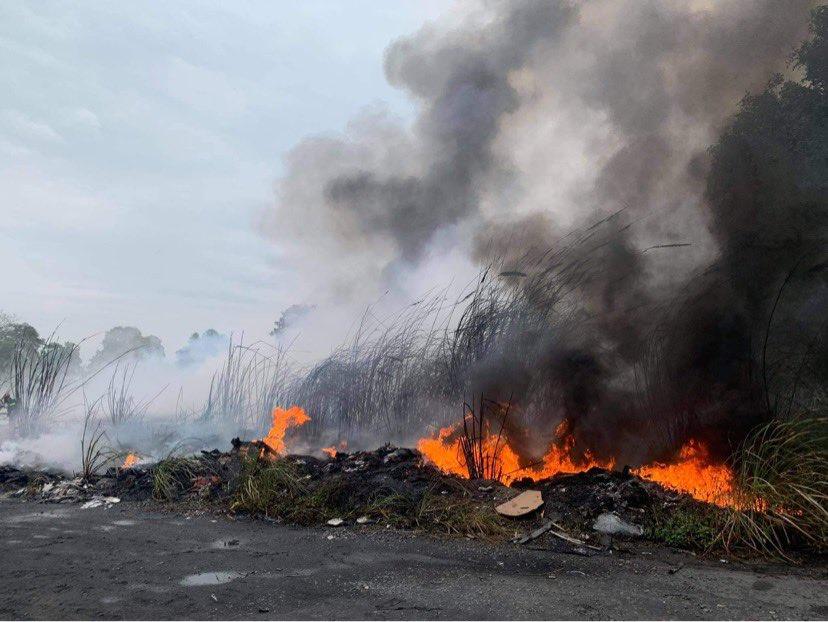 Cháy lớn xưởng tái chế gần cầu Thanh Trì, cột khói nghi ngút đen kín trời-5