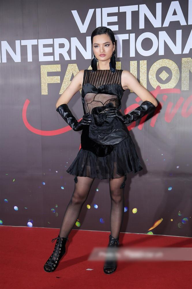 Suboi lên đồ khó hiểu như Kỳ Lân 7 màu - Trương Ngọc Ánh 2 lần mặc xấu-7