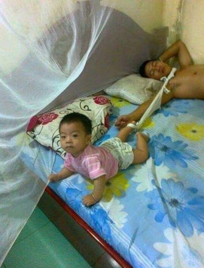 Loạt khoảnh khắc bố lầy lội trông con khiến các mẹ hết hồn: May mà không sao-1