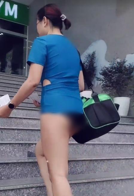Người phụ nữ chuộng thả rông vòng 1 lại ăn đá tảng khi mặc đồ bó sát hở nội y ở phòng gym-1