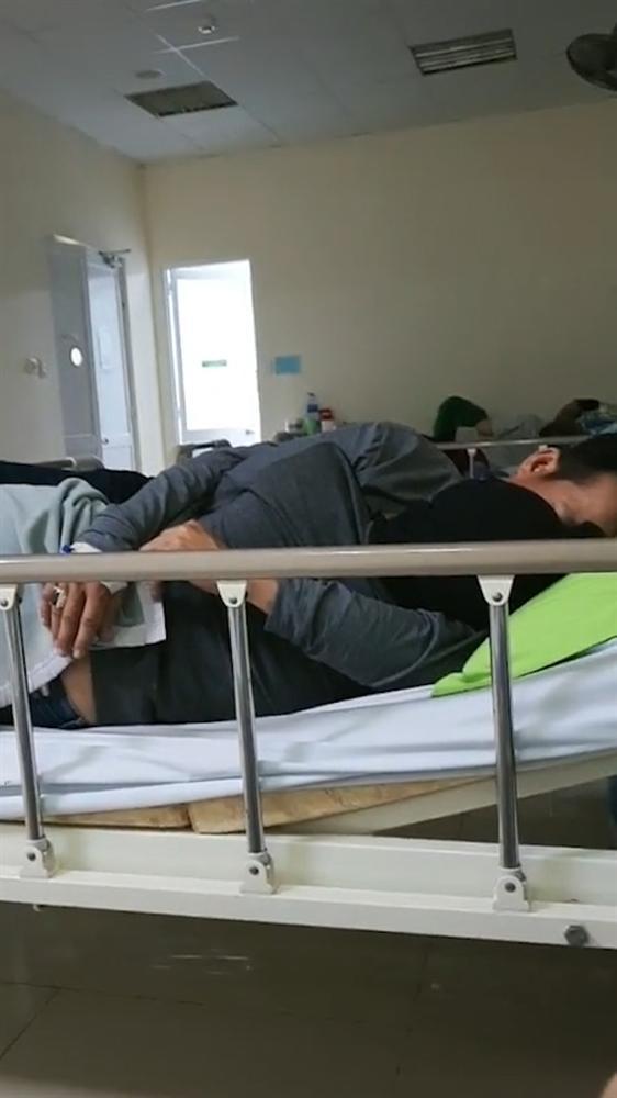 Quay clip tố cặp đôi vào bệnh viện âu yếm không biết mắc cỡ, cameraman bị chỉ trích ngược-1