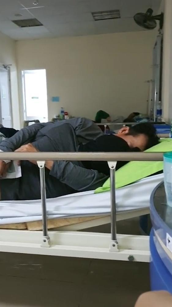 Quay clip tố cặp đôi vào bệnh viện âu yếm không biết mắc cỡ, cameraman bị chỉ trích ngược-2