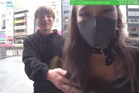 Đang dẫn chương trình trực tiếp, nữ MC Nhật Bản bị người đàn ông lạ mặt sàm sỡ vòng một