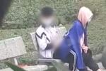 SHOCK: Cặp đôi mặc đồng phục học sinh 'nhún nhảy' trên ghế đá công viên