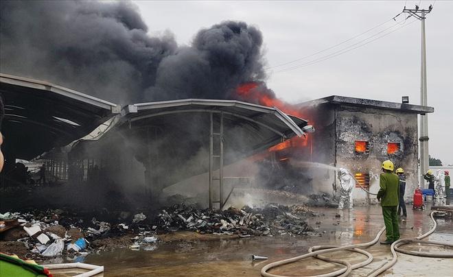 Cháy công ty giày, hàng nghìn công nhân tháo chạy-1