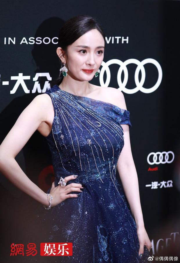 Dương Mịch mặc xấu bị đàn em lấn lướt trên thảm đỏ, style xuống dốc trong năm 2020-6