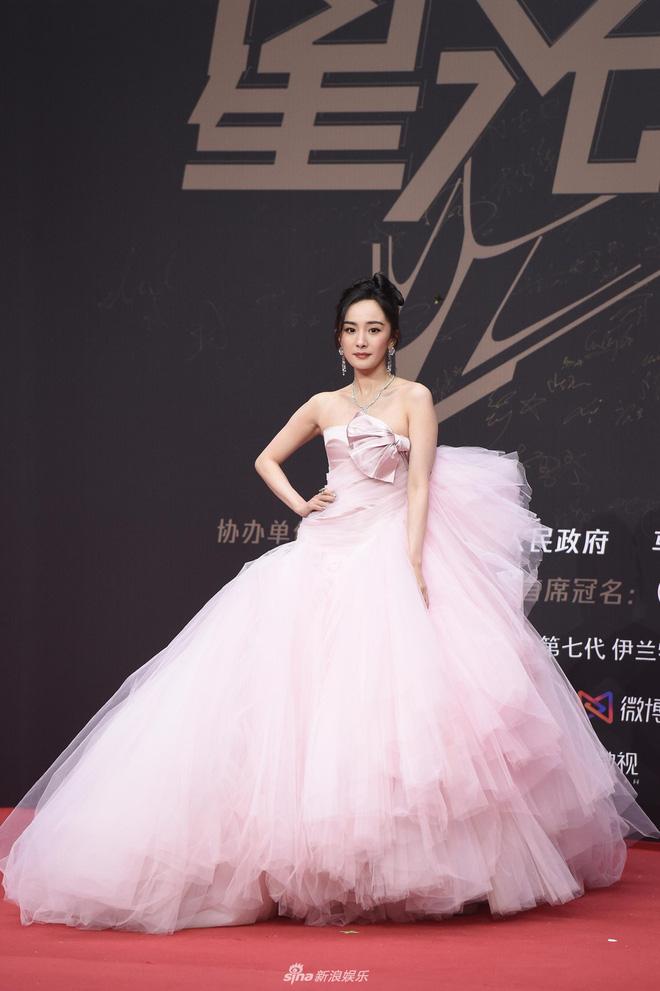 Dương Mịch mặc xấu bị đàn em lấn lướt trên thảm đỏ, style xuống dốc trong năm 2020-9