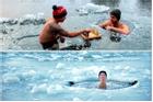 Du khách đánh cờ dưới hồ nước đóng băng