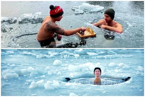 Du khách đánh cờ dưới hồ nước đóng băng