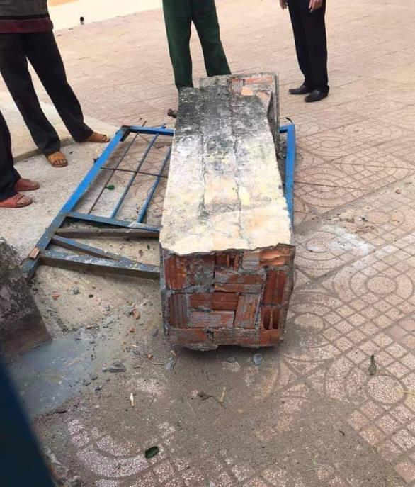 Đắk Nông: Cổng trường tiểu học đổ sập, một học sinh lớp 4 tử vong thương tâm-2