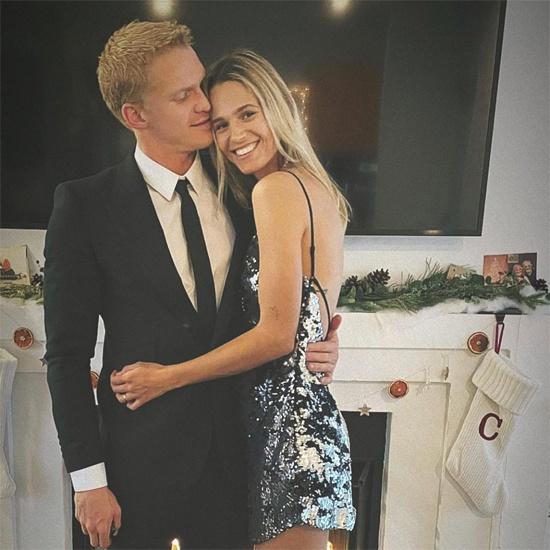 Ngày 30/12, mẹ Cody Simpson xác nhận con trai đang yêu nữ người mẫu Marloes Stevens. Bà đăng ảnh đôi trẻ âu yếm nhau trong ngày Giáng sinh. Simpson cũng lên tiếng thổ lộ: 