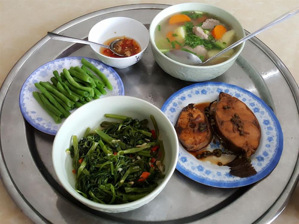 Mâm cơm xoàng mà giá 200k, chủ thớt bị nghi ăn bớt tiền chợ-1