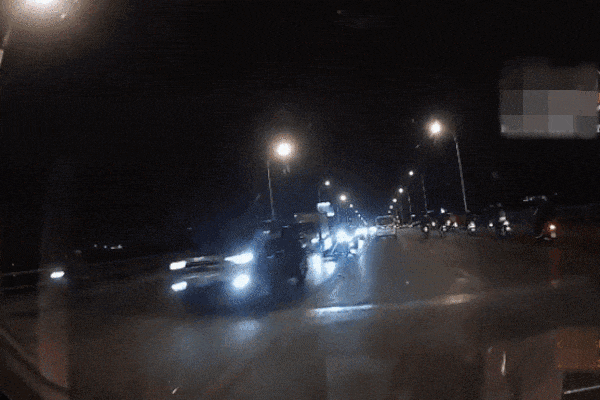 Clip: Kéo lê xe máy sang đường ngược chiều, người đàn ông lao thẳng vào đầu ô tô