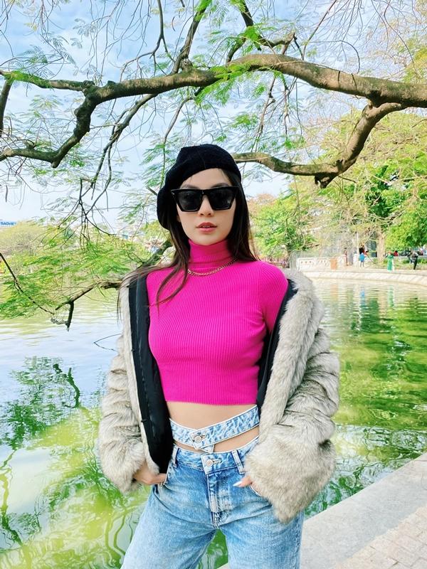 Á hậu Diễm Trang: "2020 là năm quá đặc biệt, không khí chào đón năm mới cũng không như mọi năm vì cả thế giới chống chọi với Covid 19. Trang vừa về nước và rất vui khi sắp được hòa vào không khí giao thừa khi làm countdown tại Hà Nội".