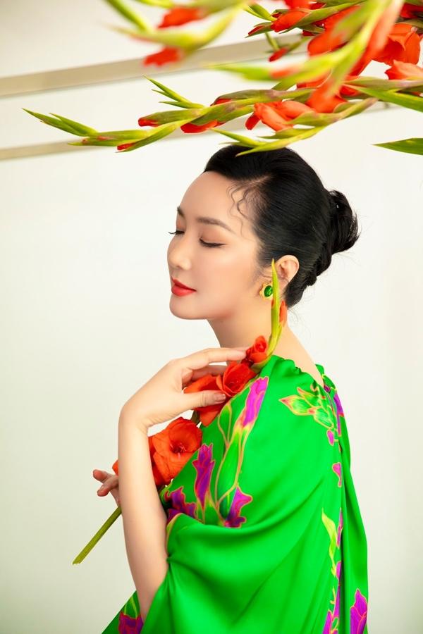 "Sắp đến giờ mà chúng ta sẽ nắm tay người thân của mình đếm ngược bước sang 1 năm mới với rất nhiều hy vọng và ước mơ. Hy vọng trong năm 2021 của My là thế giới được bình an, sức khỏe đủ sức chống lại tất cả những tai ương, bệnh tật. Một thế giới xanh. Trái tim và tâm hồn chúng ta cũng mãi xanh các bạn nhé. Happy new year", hoa hậu Giáng My chia sẻ.