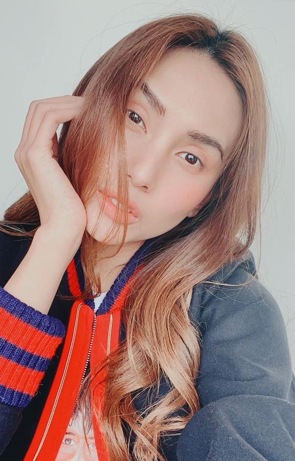 Võ Hoàng Yến: "Xin chào ngày cuối cùng của năm. Hãy nói lên điều ước của bạn trong năm mới 2021 nào. Tớ ước 1 năm 2021 bình an, đại dịch sẽ chấm hết hoàn toàn, trả lại cuộc sống vô tư cho toàn xã hội và sớm được gặp lại anh người yêu của tớ".