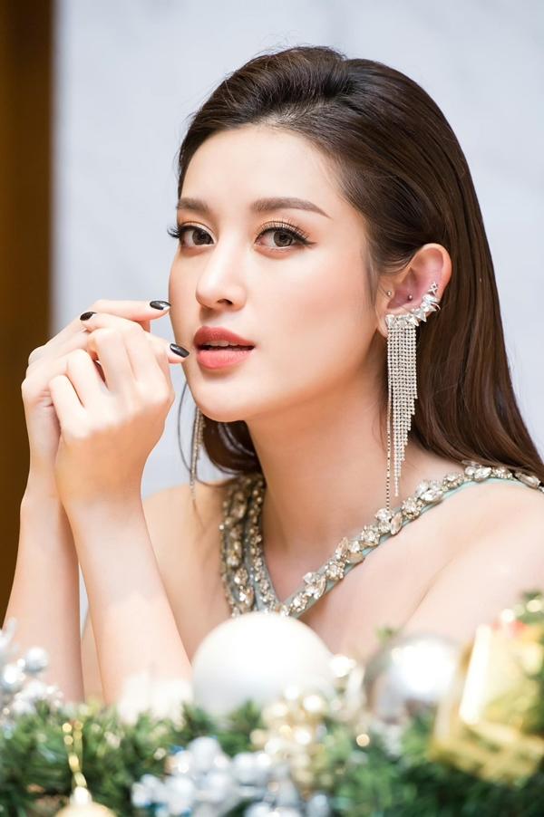 Á hậu Huyền My bày tỏ: "Cảm ơn năm 2020 đã qua, 1 năm nhiều được hơn mất. Thật lòng thấy biết ơn gia đình, bạn bè, khán giả vì đã luôn yêu thương và bên cạnh bé Mỳ. Bên cạnh đấy cũng muốn nói lời xin lỗi tới bản thân vì đôi lúc đã luôn quan tâm người khác mà quên đối xử tốt với chính mình, đã luôn tạo cho bản thân quá nhiều áp lực, nhưng nhờ vậy mới nhận ra mình mạnh mẽ thế nào. Và cũng muốn nói lời cảm ơn tới chính mình vì đã luôn chân thành, thật lòng và kiên cường, hãy phát huy ở năm 2021 và các năm về sau nữa nhé, vì dù có thể sẽ không nhận lại kết quả tốt nhưng ít nhất mình sẽ không bao giờ hối hận. Chúc tất cả mọi người sẽ luôn nhiều sức khỏe, sống thật hạnh phúc, mình sẽ chúc như vậy thôi vì với mình đấy là 2 điều quan trọng nhất".