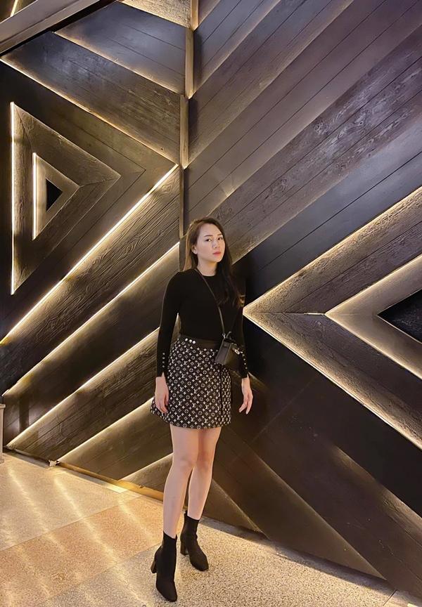 Cựu mẫu Phạm Ngọc Thạch tâm sự: "Ngày cuối cùng của năm con Tý. 1 năm trôi qua có sự may mắn, vui có buồn cũng có và nhiều cái có nữa".