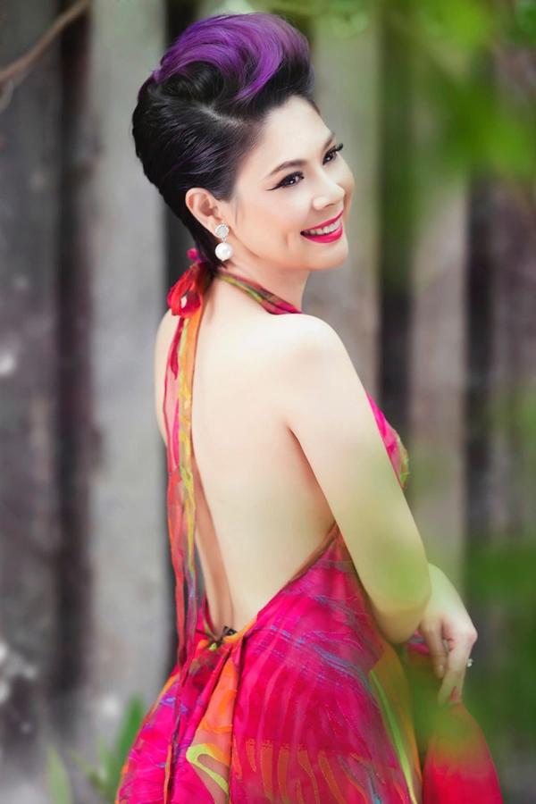 Ca sĩ Thanh Thảo: "Thế là cuối cùng cũng tiễn cái năm 2020 thật tệ dù con số thật đẹp mà không ai muốn nhớ tới nữa để đón một năm mới với mong mỏi duy nhất là sức khỏe, bình an, hạnh phúc cho tất cả những người thân thương nhất của Thanh Thảo. Hãy cùng nhau đón chào 2021 với màu sắc tươi mới hơn, vui vẻ hơn cả nhà nhé!".