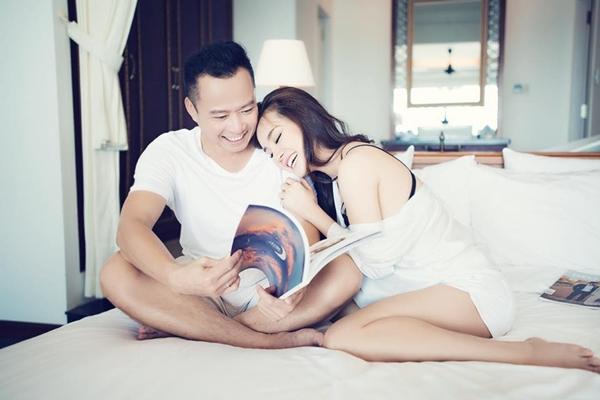 Vy Oanh: "Cuối năm vừa mở mắt ra Facebook nhắc tấm hình này. Nghĩa là phải hướng về gia đình nhiều hơn nữa phải không. Dạ, Covid nên chúng em còn quấn quít hơn xưa, chồng đâu vợ đó, gia đình bên nhau anh Face không cần nhắc nha. Chào ngày cuối năm cả nhà mình ơi, rực rỡ lên nào".