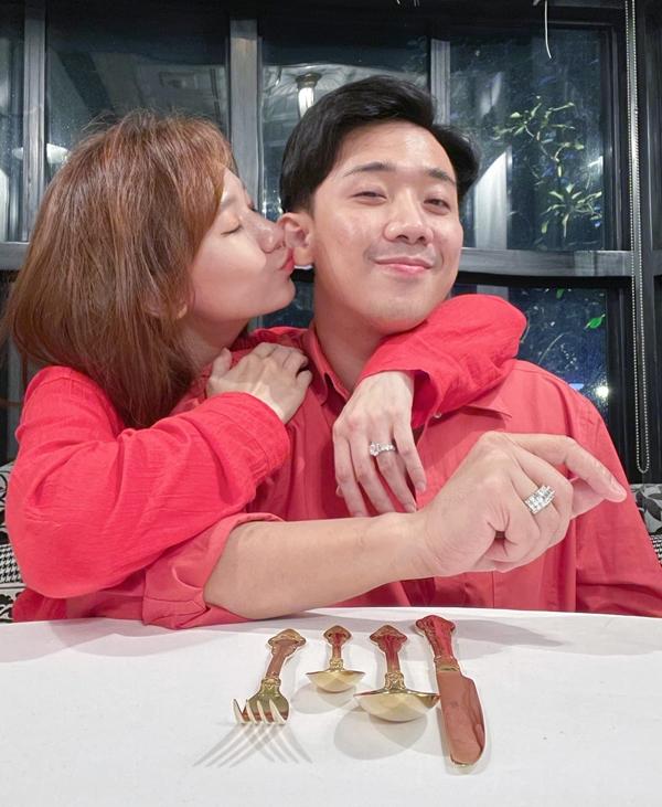 Hari Won đăng ảnh bên ông xã Trấn Thành và trưng cầu dân ý: "Cuối năm rồi! Mai là năm mới! Các bạn có kế hoạch gì không!".